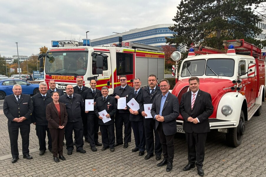 Von links nach rechts: Stellv. Kreisbrandinspektor Thomas Peters, Udo Bachmann (Wehrführer Zeppelinheim), Vereins-Rechnungführer Alexander Schleifer (hinten), Stadtverordnetenvorsteherin Christine Wagner (davor), 1.stellv. Stadtbrandinspektor Thomas Kick, Thomas Schulze (Wehrführer Neu-Isenburg), Philipp Tsangos, Olaf Columbus, Jochen Müller, Jens Multer, Oliver Stork, Bürgermeister Dirk-Gene Hagelstein, Stefan Schmitt (1.Stadtrat)