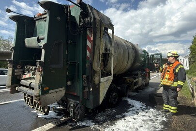Müllfahrzeug brennt auf der A 661 - PKW-Brand in der Schopenhauerstraße
