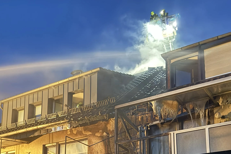 Feuer in Mehrfamilienhaus - Brand auf Terrasse greift auf Gebäude über