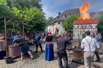 Feuer im Welschen Dorf gelöscht - Schulhaus wird beinahe Raub der Flammen