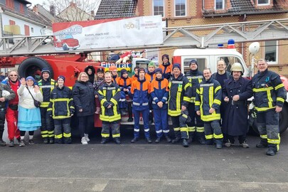 Feuerwehr nimmt an Lumpenmontagsumzug teil