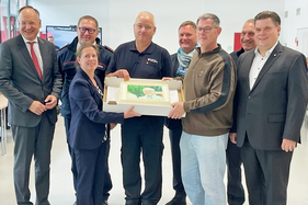 Von links: Landrat Oliver Quilling, Weidas Stadtbrandmeister Silvio Schettler, Stadtverordnetenvorsteherin Christine Wagner, Stefan Werner, Bürgermeister Dirk-Gene Hagelstein, Wehrführer Jens Multer, Seligenstadt-Stadtbrandinspektor Alexander Zöller, 1. Stadtrat Stefan Schmitt
