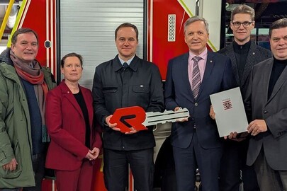 Neue Feuerwehrdrehleiter in Dienst gestellt - Staatssekretär Rößler übergibt Förderbescheid