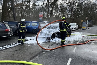 PKW-Brand und angebranntes Essen: Feuerwehr heute Vormittag zwei Mal im Einsatz