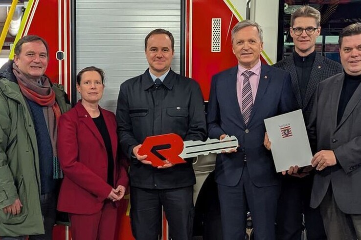 Neue Feuerwehrdrehleiter in Dienst gestellt - Staatssekretär Rößler übergibt Förderbescheid
