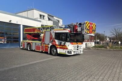 Drehleiter (Automatisch) mit Korb 23/12